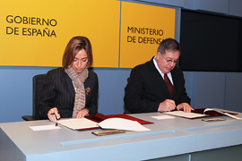 Los ministros de Defensa durante la firma