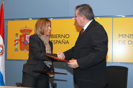 Saludo entre la ministra Carme Chacón y el ministro Cecilio Pérez