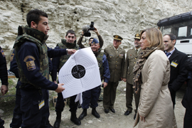 Chacón asiste al entrenamiento de los vigilantes de los atuneros del Índico