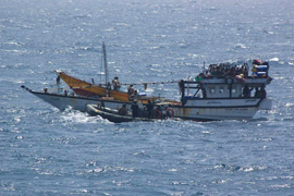 El patrullero 'Infanta Elena’ intercepta dos esquifes piratas en el Índico