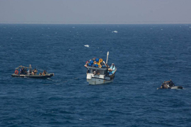 El patrullero 'Infanta Elena’ intercepta dos esquifes piratas en el Índico