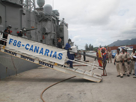 La fragata 'Canarias' entrega 11 presuntos piratas a las autoridades seychelles