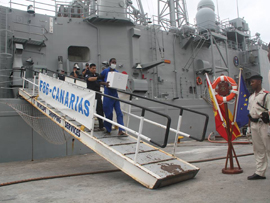 La fragata 'Canarias' entrega 11 presuntos piratas a las autoridades seychelles