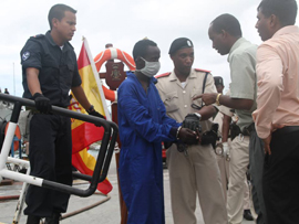 La fragata 'Canarias' entrega 11 presuntos piratas a las autoridades seychelles