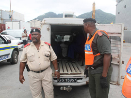 La fragata 'Canarias' entrega 11 presuntos piratas a las autoridades seychelles