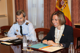 La ministra de Defensa durante la reunión en el EMAD sobre el desarrollo de la misión en Libia