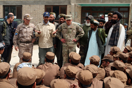 El general Petraeus elogia la labor de los militares españoles