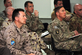 El general Petraeus elogia la labor de los militares españoles