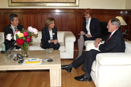 Reunión de trabajo de la ministra de Defensa y del presidente de General Dynamics, presidida por el secretario de Estado