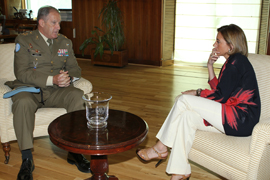 La ministra de defensa recibe al Gral Asarta