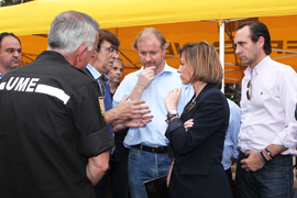 La ministra de Defensa Carme Chacón durante su visita a la zona