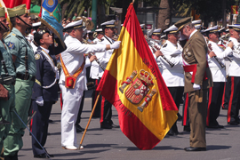 Los Reyes presiden el homenaje a la bandera y a los caidos por España
