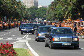 Los Reyes presiden el homenaje a la bandera y a los caidos por España