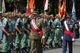 Los Reyes presiden el homenaje a la bandera y a los caidos por España