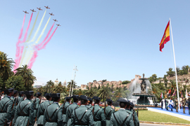 Los Reyes presiden el homenaje a la bandera y a los caidos por España
