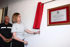 La ministra de Defensa, Carme Chacón descubre una placa de reconocimiento a la Agrupación Táctica 'Lorca' por su apoyo a la población de Lorca tras el terremoto