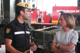 La ministra de Defensa, Carme Chacón con un miembro de la UME