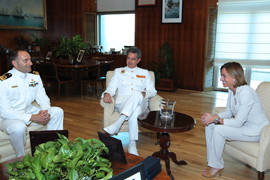 Chacón recibe al número uno del XII Curso de Estado Mayor