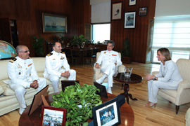 Chacón recibe al número uno del XII Curso de Estado Mayor