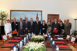 El secretario de Estado de Defensa, Constantino Méndez, y la secretaria general adjunta de Naciones Unidas, Susana Malcorra, han firmado hoy en Madrid el certificado de aceptación de las instalaciones del nuevo Centro de Comunicaciones de la ONU