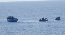 La fragata ‘Juan de Borbón’ auxilia a 100 inmigrantes de una embarcación