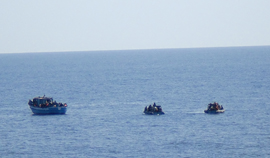 La fragata ‘Juan de Borbón’ auxilia a 100 inmigrantes de una embarcación