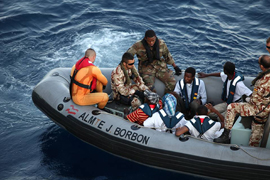 La Armada entrega a Túnez a los inmigrantes rescatados el pasado día 11