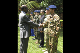 Somalia condecora a militares españoles desplegados en Uganda