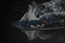 El buque 'Galicia' libera a una rehén francesa y detiene a siete piratas