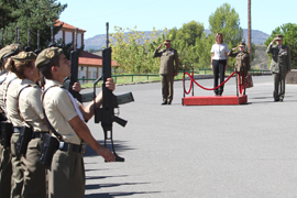 La ministra de Defensa, Carme Chacón durante su visita a las instalaciones del Centro Geográfico