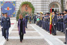La ministra de Defensa impone la Corbata al Mérito Civil a la Bandera de la agrupación del Cuartel General del Aire