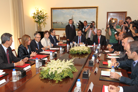 La ministra de Defensa se reúne con los representantes de las empresas armadoras