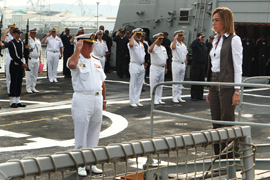 La ministra Chacón embarca en la fragata Álvaro de Bazán