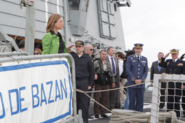 La Ministra de defensa baja del ‘Álvaro de Bazán’