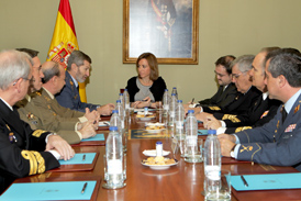 La ministra de Defensa preside la reunión en el EMAD