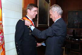 Imposición de la Gran Cruz del Mérito Naval con distintivo blanco