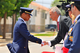 El ministro de Defensa, Pedro Morenés, ha entregado el certificado de estudios al alumno de la Fuerza Aérea Tailandesa, Ekwarit Kalayanamitra,