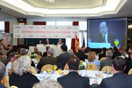 Defiende la necesidad de combinar las necesidades de las Fuerzas Armadas con la situación económica actual