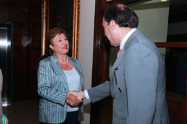 El Secretario General de Política de Defensa saluda a la comisaria de Cooperación Internacional