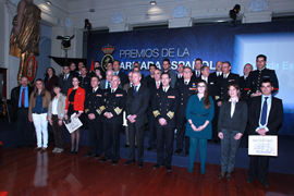 Fotografía de autoridades y premiados en el escenario