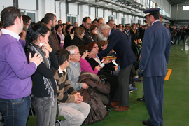 El ministro de Defensa entrega la Bandera a la viuda del comandante Álvarez