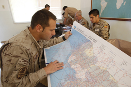 Integrantes del Destacamento Marfil que participan en la Operación Serval trabajan en la sala de mapas de la base aérea de Dakar
