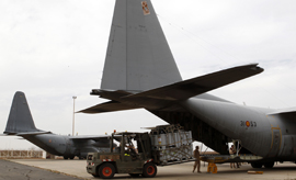 El avión C-130 Hércules del Ala 31, durante la operación de descarga en la base aérea de Dakar (Senegal)