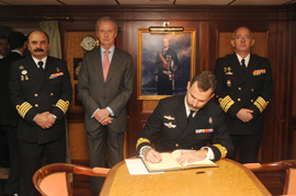 Su Alteza Real el Príncipe de Asturias, acompañado por el ministro de Defensa, ha presidido la despedida del portaaviones en la base naval de Rota