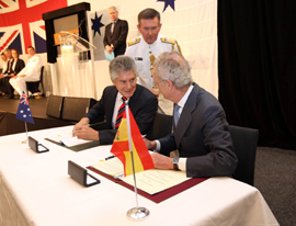 Morenés visita el ‘Cantabria’ junto al ministro de Defensa australiano