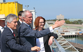 Morenés visita el ‘Cantabria’ junto al ministro de Defensa australiano