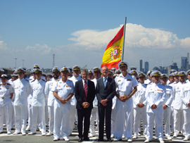 Morenés visita el ‘Cantabria’ junto al ministro de Defensa australiano