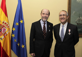 Pedro Argüelles condecora al periodista Manuel de Ramón