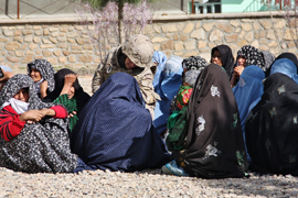 Entrega de ayuda humanitaria en Qala i Naw (Aganistan)