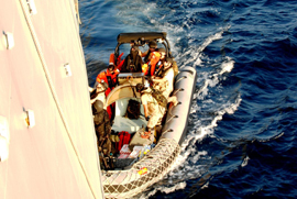 El personal de la 'Méndez Núñez' facilitó alimentos al mercante